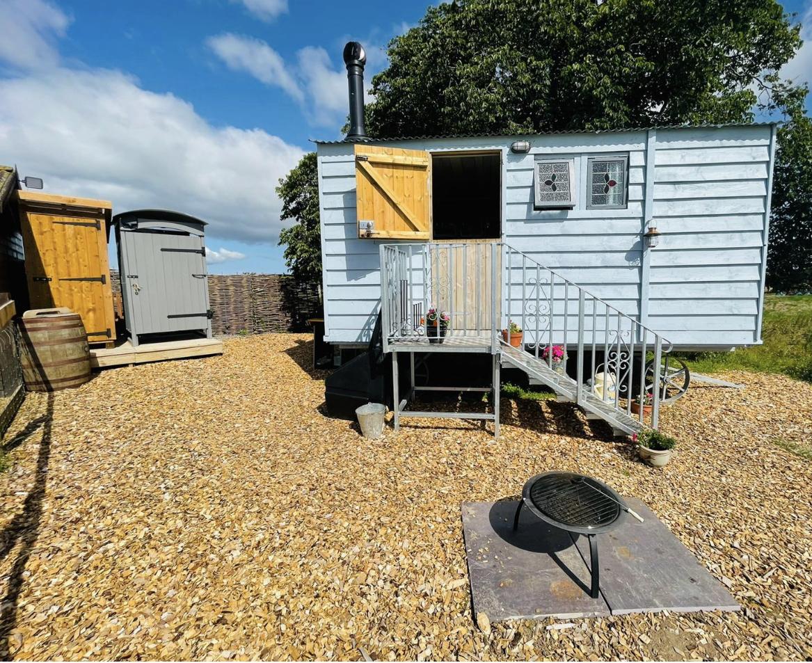 Shepherd's hut with toilet, shower and fire pit