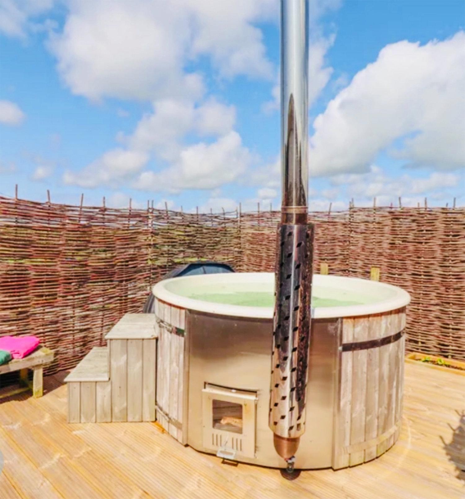 hot tub at Black Sheep shepherds hut at Balnab Farm